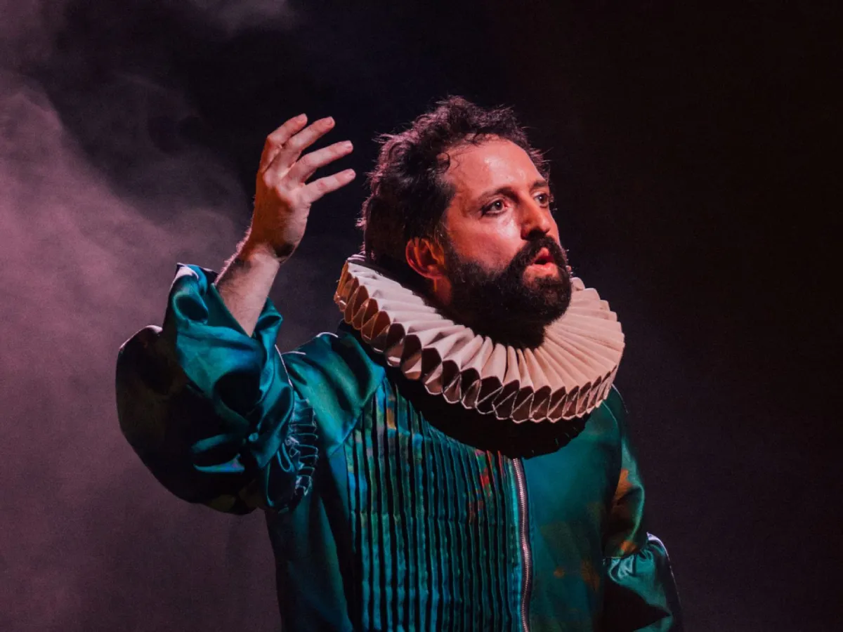 Gregório Duvivier em O Céu da Língua foto Raquel Pellicano