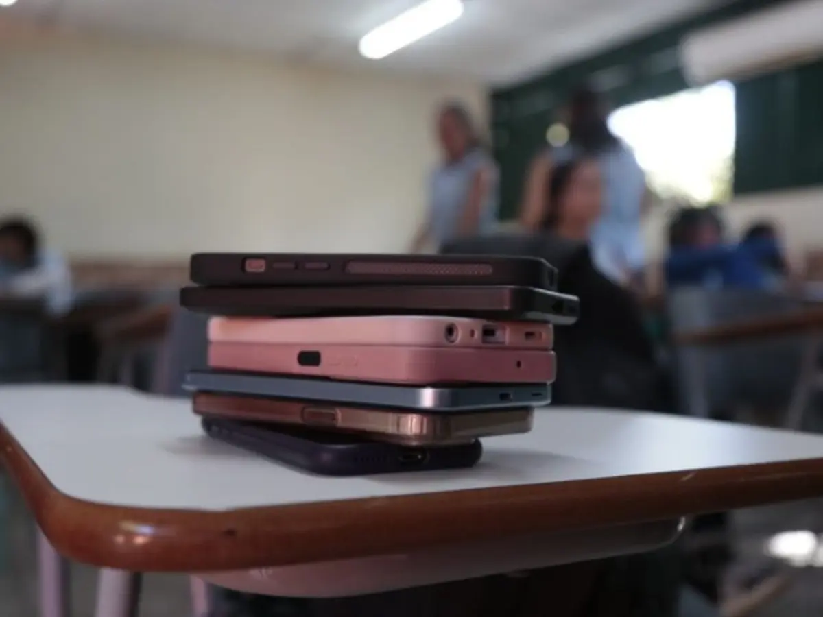 Governo do Brasil fará pesquisa sobre restrição de celulares nas escolas
