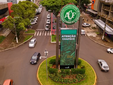 Chapecó moderniza a comunicação visual com painéis de LED e totens