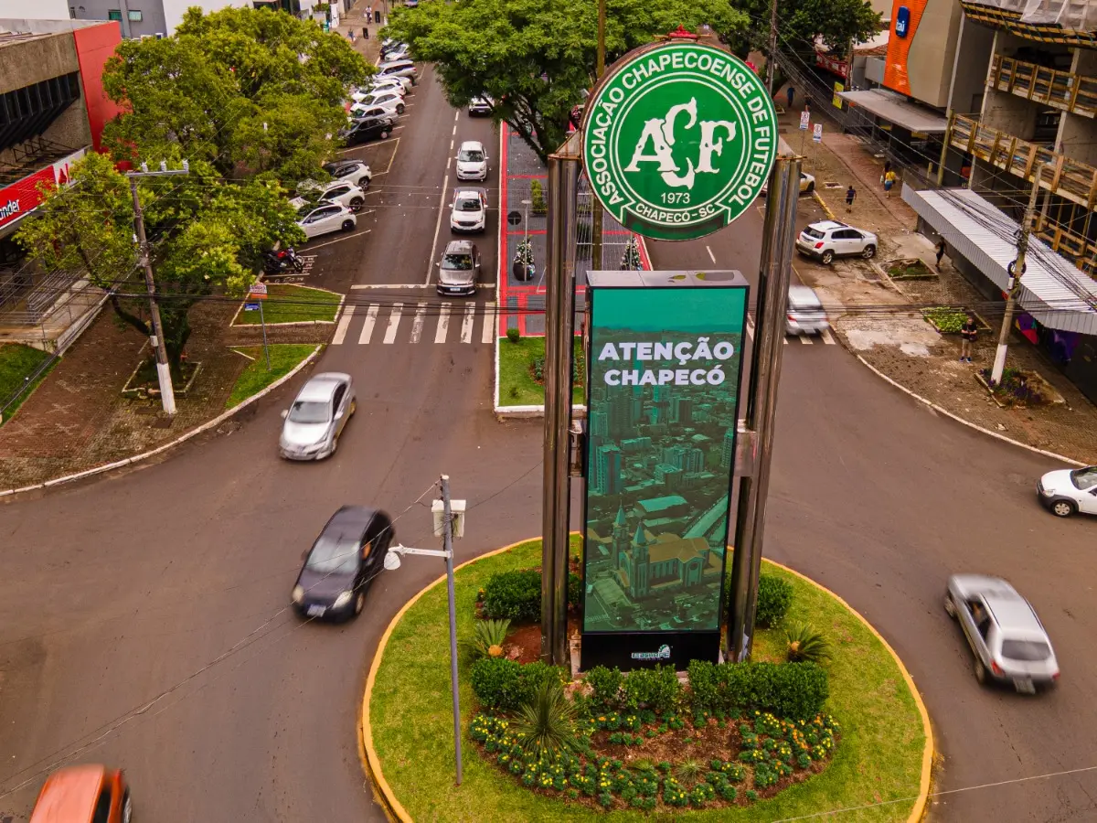 Chapecó moderniza a comunicação visual com painéis de LED e totens