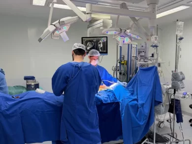 Criança com doença rara poderá voltar a andar após cirurgia moderna em Florianópolis
