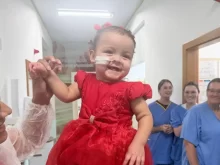 Criança recebe alta em Criciúma após 400 dias de internação no Hospital Materno-Infantil