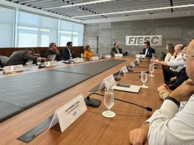 ACATE e FIESC alinham agenda para inovação e formação de talentos em SC
