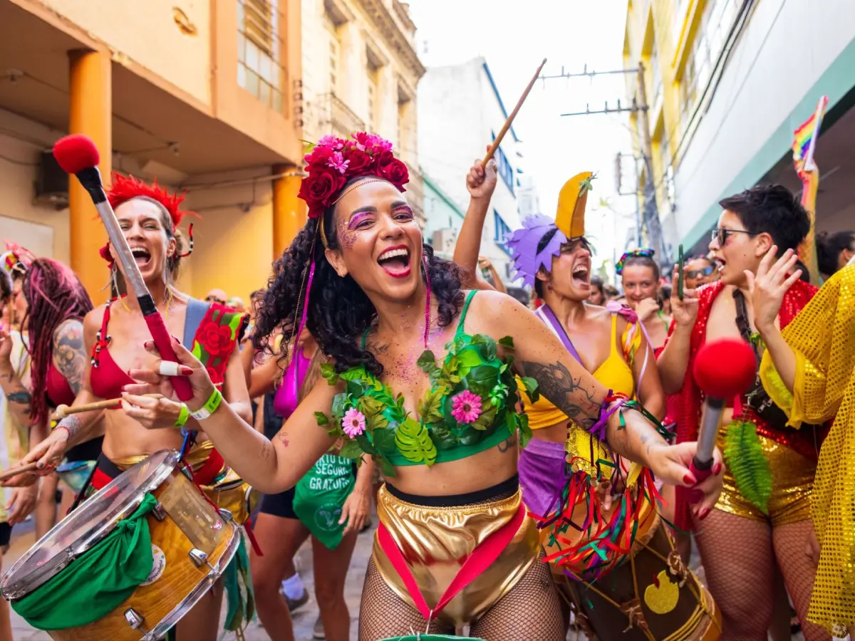 Filhas e Filhes de Eva fazem cortejo de pré-Carnaval na Lagoa da Conceição