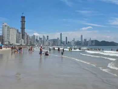 Praia Central de Balneário Camboriú alcança índice histórico de balneabilidade