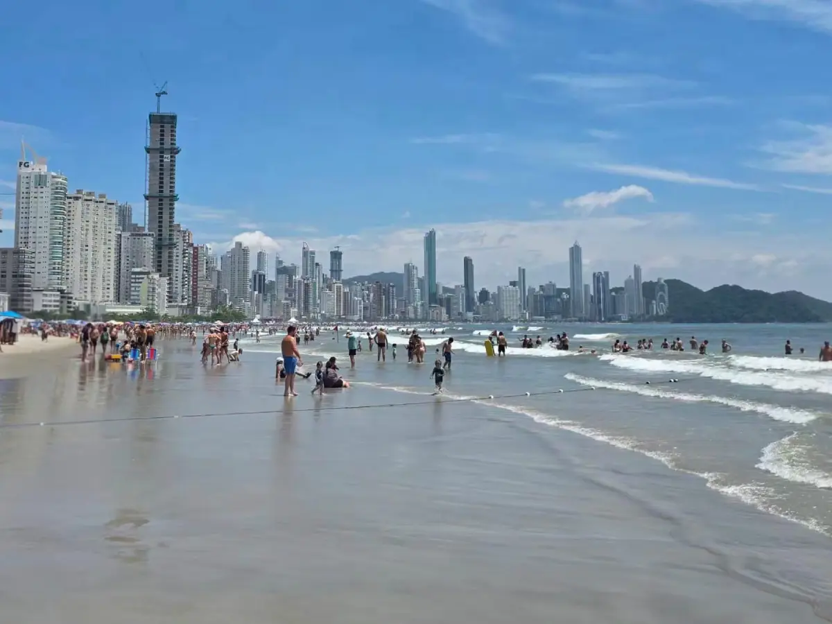 Praia Central de Balneário Camboriú alcança índice histórico de balneabilidade