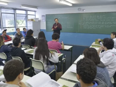 Piso do magistério tem reajuste de 5,4% e passa para R$ 5.130 em 2026