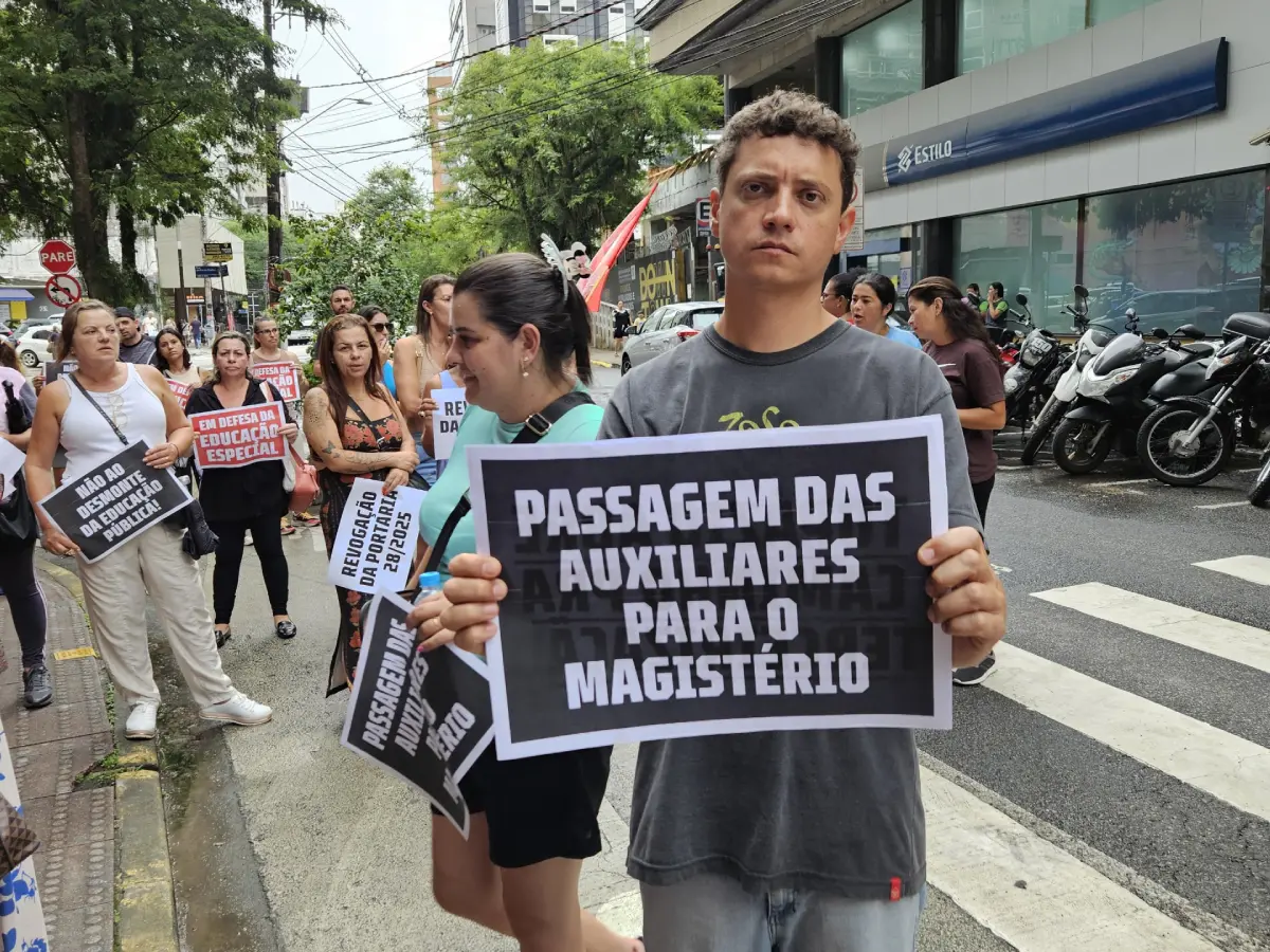 Dois professores pelo preço de um: a luta por valorização das auxiliares de sala