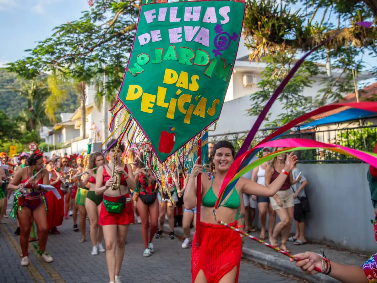 Fanfarra carnavalesca Filhas e Filhes de Eva realiza cortejo no Centro Leste no domingo de Carnaval