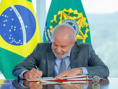 Lula veta penduricalhos e barra salários de até R$ 80 mil no Legislativo