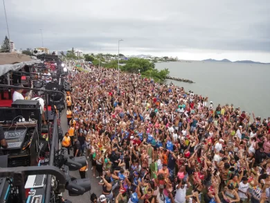Pré-Carnaval Floripa reúne mais de 35 mil pessoas na Beira-Mar Continental