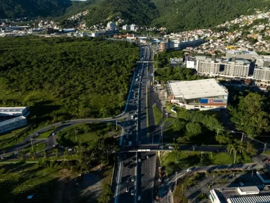 Construção de elevados e passarelas marca nova etapa das obras da terceira pista da SC-401