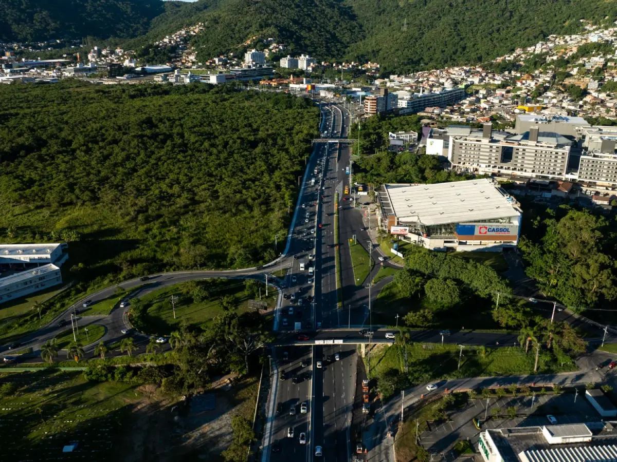 Construção de elevados e passarelas marca nova etapa das obras da terceira pista da SC-401