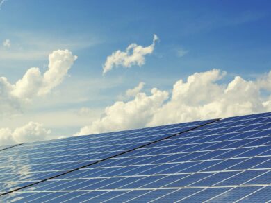 Investimentos em energia solar superam R$ 32,9 bi em 2025