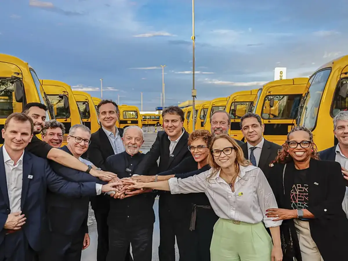 Lula defende educação ao entregar ônibus escolares em MG