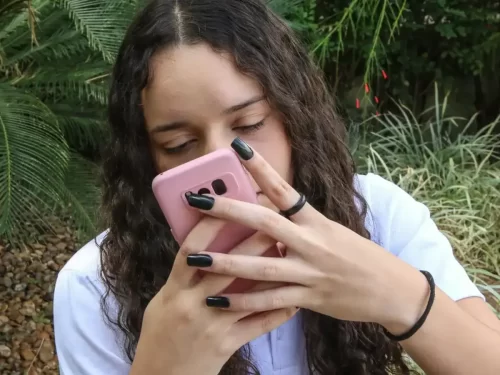 Cartilha ensina como abordar violência de gênero nas redes sociais