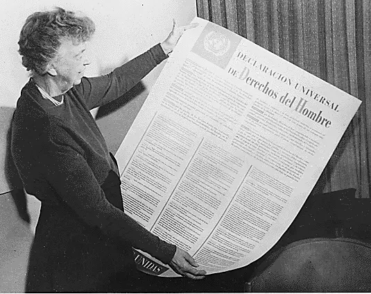 Eleanor Roosevelt com uma versão da Declaração Universal dos Direitos Humanos em 1949.