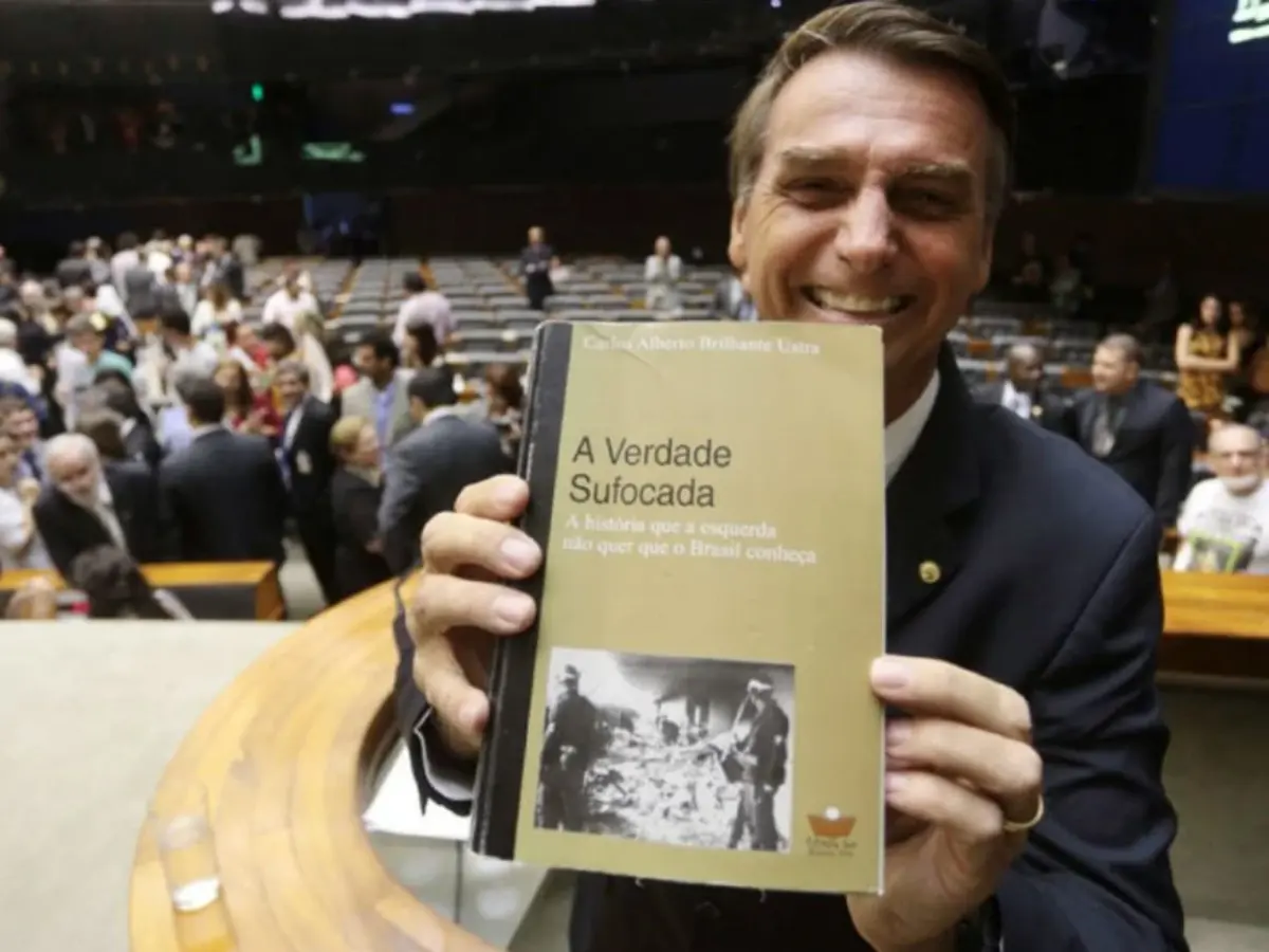bolsonaro com livro de ulstra
