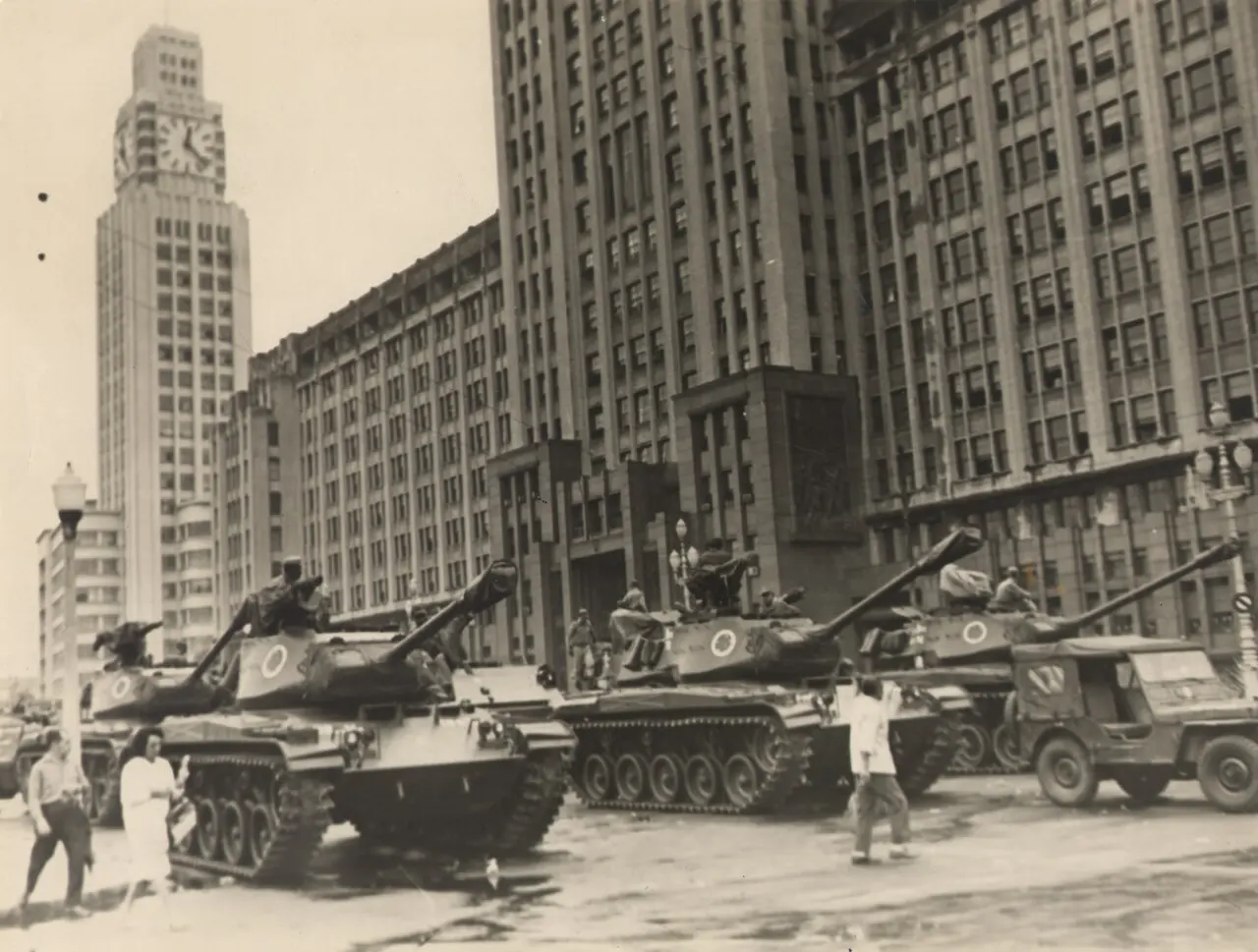 Tanques na Avenida Presidente Vargas, no Rio de Janeiro, em 2 de abril de 1964 durante deposição do Governo João Goulart 