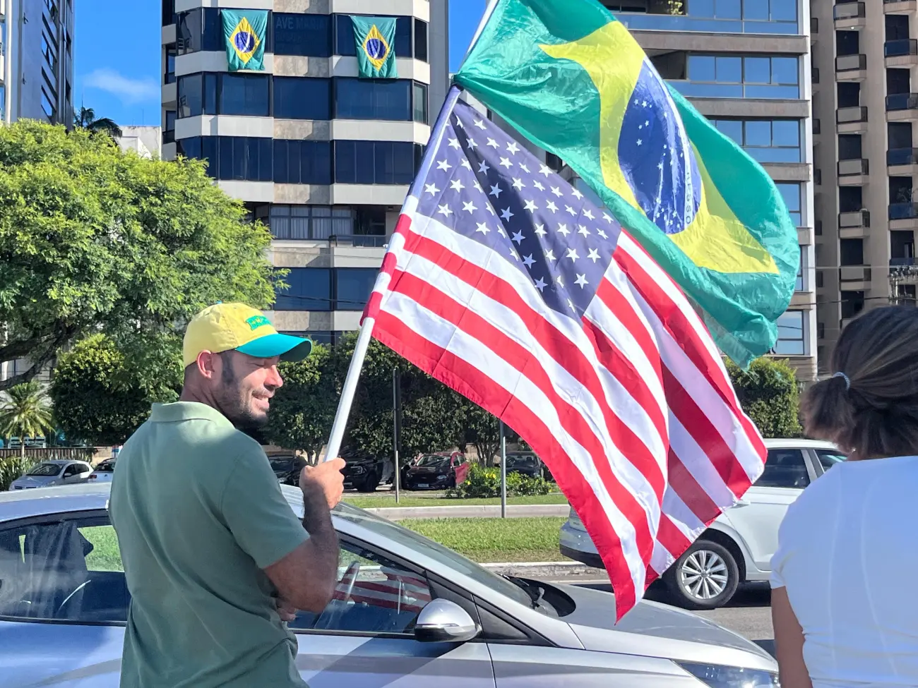 manifestação bolsonarista na beira mar norte em florianópolis bandeira dos EUA e do Brasil