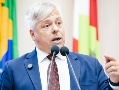 Nova tabela salarial de professores avança na Alesc e gera debate