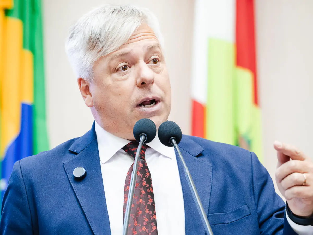Nova tabela salarial de professores avança na Alesc e gera debate