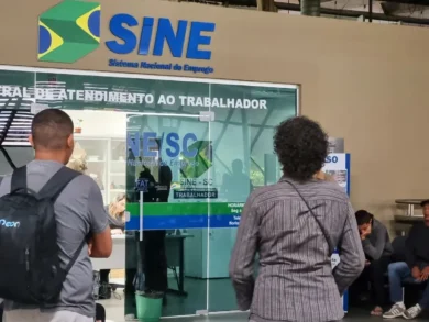 Feirão de Empregos do Sine oferece mais de mil vagas na Grande Florianópolis Por ASCOM | SICOS 22 de maio de 2026 Feirão do Sine Florianópolis TwitterEmailWhatsApp Feirão será realizado na próxima quarta-feira, 27, no Sine Florianópolis – Foto: Divulgação/Sicos A Secretaria de Estado de Indústria, Comércio e Serviços (Sicos), por meio do Sine Santa Catarina, promove na próxima quarta-feira, 27, o Feirão de Empregos do Sine Florianópolis. A ação ocorre das 9h às 17h, na unidade do Sine da Capital, no 2º andar da Rodoviária Rita Maria. Ao todo, são mais de mil vagas de emprego disponíveis para toda a região da Grande Florianópolis. As oportunidades contemplam diferentes áreas de atuação assim como níveis de escolaridade. Durante o evento, empresas parceiras estarão realizando entrevistas presenciais com candidatos. Ou seja, há possibilidade de contratação imediata para algumas funções. Entre as vagas disponíveis estão auxiliar de vendas, auxiliar de limpeza, ajudante de carga e descarga de mercadoria, garçom, eletricista, ajudante de obras, pedreiro, bem como operador de caixa. Conforme o Sine, os locais de trabalho são supermercados, lojas, construção civil e transporte, entre outros. Feirão busca facilitar intermediação de mão de obra O diretor de Emprego e Renda da Sicos, Carlos Alberto Arns Filho, destaca a importância da iniciativa para aproximar trabalhadores e empresas. “O feirão é uma oportunidade importante para conectar quem busca uma colocação no mercado de trabalho com empresas que precisam contratar. Nosso objetivo é facilitar esse encontro, ampliar o acesso às oportunidades, bem como fortalecer a geração de emprego e renda em Santa Catarina”, afirma. Além das vagas de emprego, o evento também contará com avaliação para emissão da Carteira Nacional do Artesão, oferecendo, portanto, atendimento aos profissionais do setor artesanal interessados em obter o documento oficial. Para participar da avaliação da Carteira Nacional do Artesão, os interessados deverão apresentar cópia do RG e CPF, comprovante de residência, foto 3×4, peças artesanais prontas e também os materiais utilizados na produção do artesanato. Caso não seja possível realizar a confecção no momento da avaliação, o artesão poderá apresentar vídeos demonstrando o processo de criação das peças. Atendimento e orientação A ação também contará com a participação da Pastoral do Migrante, que prestará apoio e orientação aos trabalhadores migrantes sobretudo em questões relacionadas à documentação, benefícios sociais e empregabilidade, ampliando o acolhimento e o acesso aos serviços disponíveis durante o evento. O atendimento será realizado no Sine Florianópolis, localizado na Avenida Paulo Fontes, 1101, no Centro de Florianópolis. A ação acontece das 9h às 17h e a orientação é para que os candidatos cheguem com antecedência e levando documentos pessoais e currículo atualizado para agilizar o atendimento e participação nas entrevistas.