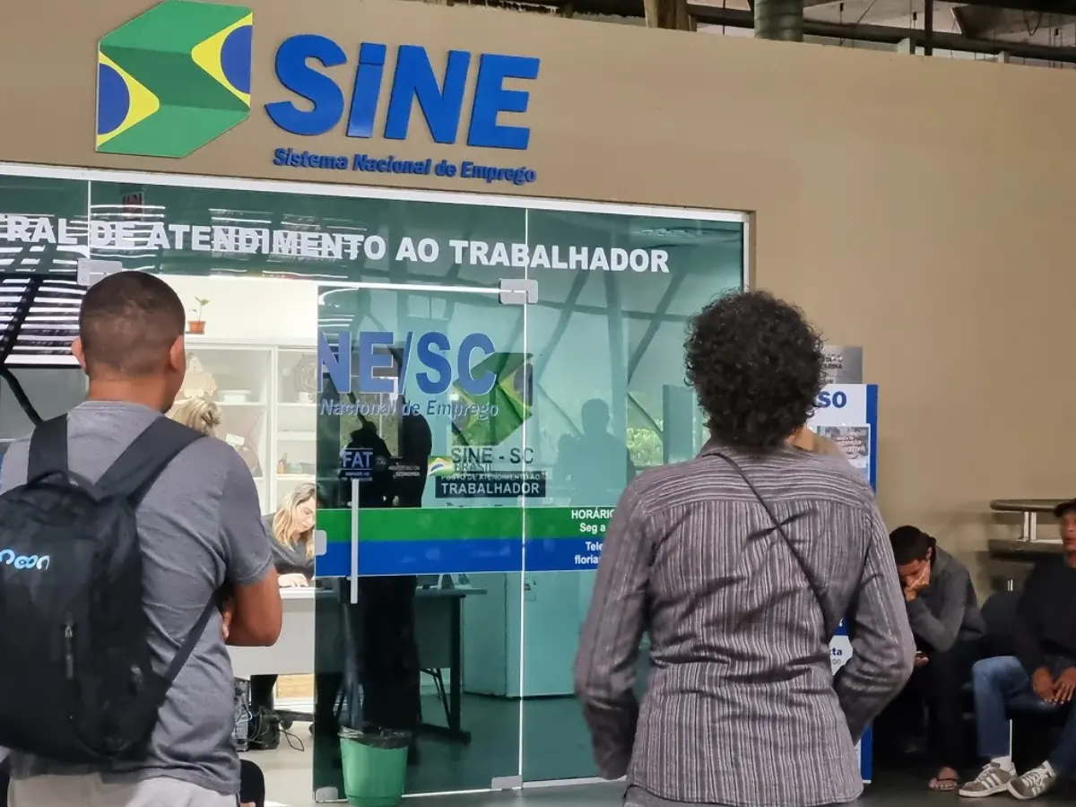 Feirão de Empregos do Sine oferece mais de mil vagas na Grande Florianópolis Por ASCOM | SICOS 22 de maio de 2026 Feirão do Sine Florianópolis TwitterEmailWhatsApp Feirão será realizado na próxima quarta-feira, 27, no Sine Florianópolis – Foto: Divulgação/Sicos A Secretaria de Estado de Indústria, Comércio e Serviços (Sicos), por meio do Sine Santa Catarina, promove na próxima quarta-feira, 27, o Feirão de Empregos do Sine Florianópolis. A ação ocorre das 9h às 17h, na unidade do Sine da Capital, no 2º andar da Rodoviária Rita Maria. Ao todo, são mais de mil vagas de emprego disponíveis para toda a região da Grande Florianópolis. As oportunidades contemplam diferentes áreas de atuação assim como níveis de escolaridade. Durante o evento, empresas parceiras estarão realizando entrevistas presenciais com candidatos. Ou seja, há possibilidade de contratação imediata para algumas funções. Entre as vagas disponíveis estão auxiliar de vendas, auxiliar de limpeza, ajudante de carga e descarga de mercadoria, garçom, eletricista, ajudante de obras, pedreiro, bem como operador de caixa. Conforme o Sine, os locais de trabalho são supermercados, lojas, construção civil e transporte, entre outros. Feirão busca facilitar intermediação de mão de obra O diretor de Emprego e Renda da Sicos, Carlos Alberto Arns Filho, destaca a importância da iniciativa para aproximar trabalhadores e empresas. “O feirão é uma oportunidade importante para conectar quem busca uma colocação no mercado de trabalho com empresas que precisam contratar. Nosso objetivo é facilitar esse encontro, ampliar o acesso às oportunidades, bem como fortalecer a geração de emprego e renda em Santa Catarina”, afirma. Além das vagas de emprego, o evento também contará com avaliação para emissão da Carteira Nacional do Artesão, oferecendo, portanto, atendimento aos profissionais do setor artesanal interessados em obter o documento oficial. Para participar da avaliação da Carteira Nacional do Artesão, os interessados deverão apresentar cópia do RG e CPF, comprovante de residência, foto 3×4, peças artesanais prontas e também os materiais utilizados na produção do artesanato. Caso não seja possível realizar a confecção no momento da avaliação, o artesão poderá apresentar vídeos demonstrando o processo de criação das peças. Atendimento e orientação A ação também contará com a participação da Pastoral do Migrante, que prestará apoio e orientação aos trabalhadores migrantes sobretudo em questões relacionadas à documentação, benefícios sociais e empregabilidade, ampliando o acolhimento e o acesso aos serviços disponíveis durante o evento. O atendimento será realizado no Sine Florianópolis, localizado na Avenida Paulo Fontes, 1101, no Centro de Florianópolis. A ação acontece das 9h às 17h e a orientação é para que os candidatos cheguem com antecedência e levando documentos pessoais e currículo atualizado para agilizar o atendimento e participação nas entrevistas.