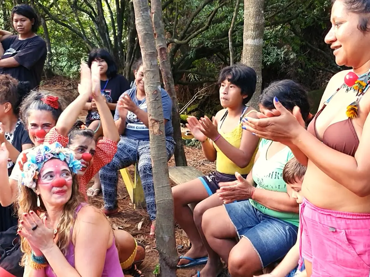 Documentário gratuito feito por mulheres, mães e artistas reflete sobre maternidade, artivismo e cuidado