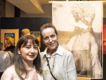 Expositora Larissa Arpana e a curadora Meg Roussenq