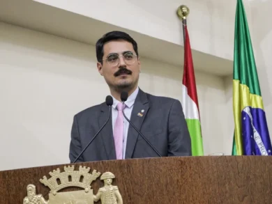 Vereador Leonel Camasão denuncia Zé Trovão ao MPF por suposta homofobia durante reunião da CCJ