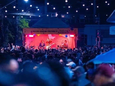 Noites Funarte estreia com rua lotada e transforma Centro Leste em palco da cultura amazônica em Florianópolis