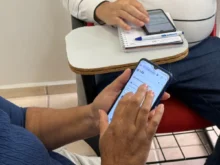 Gov.br: oficina em São José ensina pessoas idosas a acessar serviços públicos pelo celular