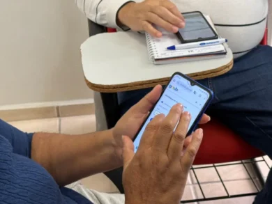 Gov.br: oficina em São José ensina pessoas idosas a acessar serviços públicos pelo celular