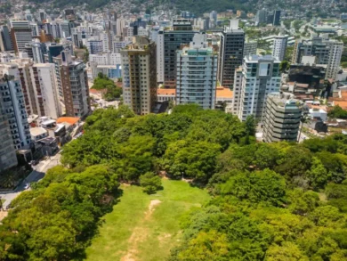 Iluminação do Parque da Luz avança em Florianópolis com instalação de 55 postes e reforço na segurança