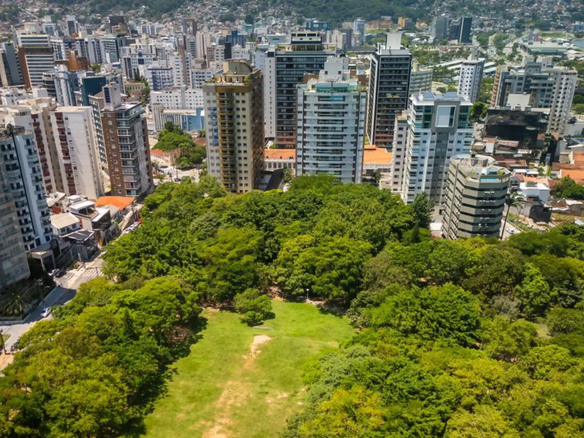 Iluminação do Parque da Luz avança em Florianópolis com instalação de 55 postes e reforço na segurança
