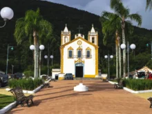 Praça em frente à Igreja Matriz do Ribeirão da Ilha é revitalizada e ganha mais acessibilidade