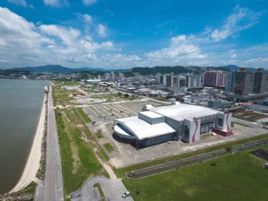 Mutirão de limpeza mobiliza estudantes e comunidade na Beira-Mar de São José