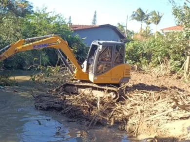Programa de Prevenção de Enchentes realiza limpeza de rio na Enseada de Brito, em Palhoça