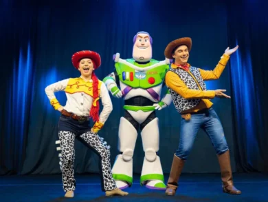 Toy Story ganha sessão gratuita de teatro no Beiramar Shopping neste domingo
