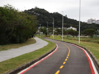 Revitalização da ciclovia da orla na Via Expressa Sul é concluída e melhora conexão entre Centro e Sul da Ilha