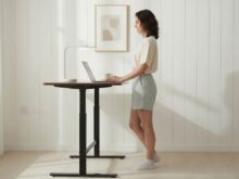 Trabalho híbrido impulsiona a busca por mesas ergonômicas