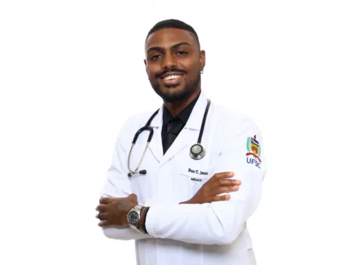 Jovem negro que criou método de estudos se forma em Medicina pela UFSC após superar desafios