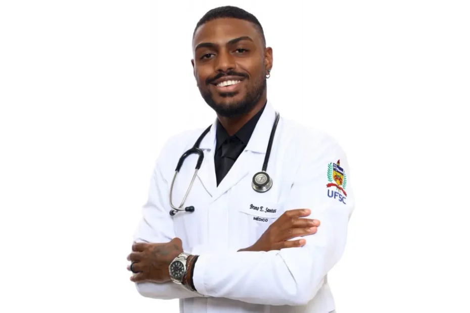 Jovem negro que criou método de estudos se forma em Medicina pela UFSC após superar desafios