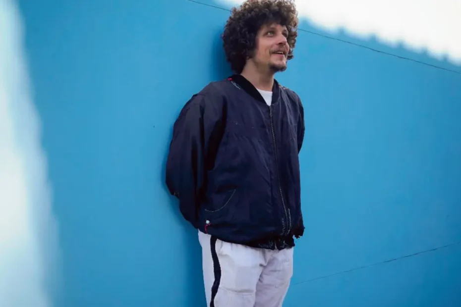 Chico Chico anuncia turnê “Let It Burn – Deixa Arder” com três shows em Santa Catarina