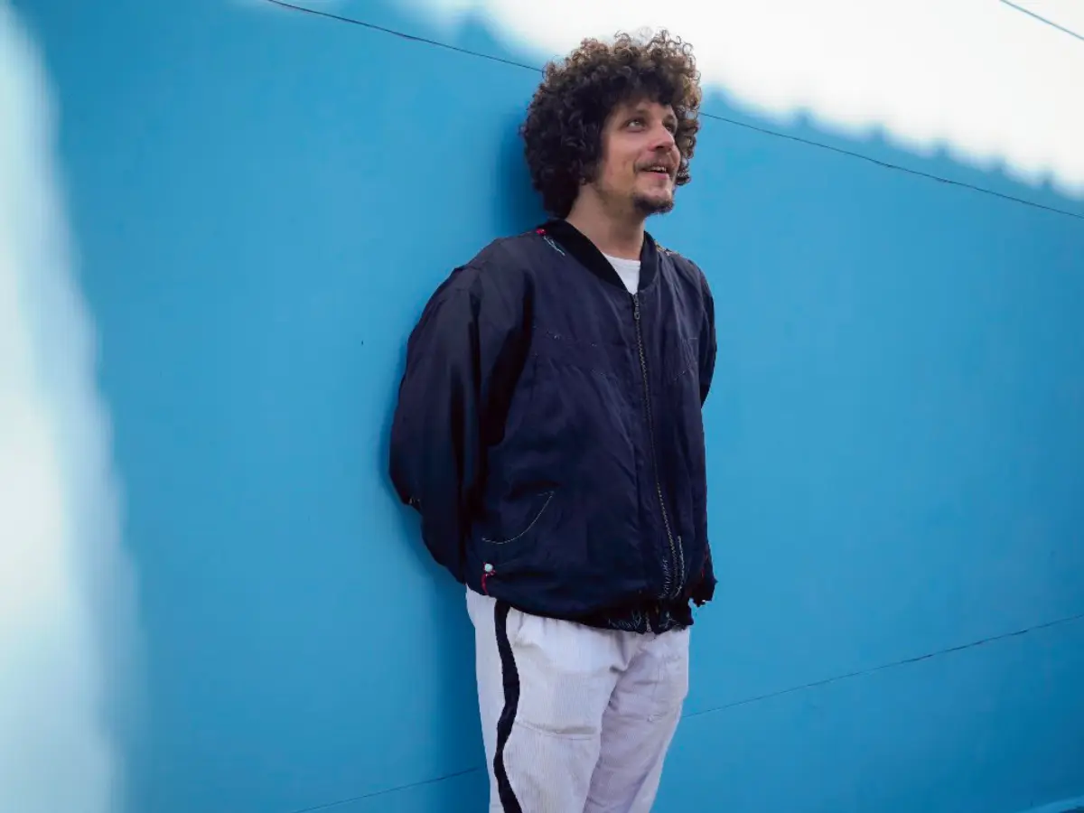 Chico Chico anuncia turnê “Let It Burn – Deixa Arder” com três shows em Santa Catarina