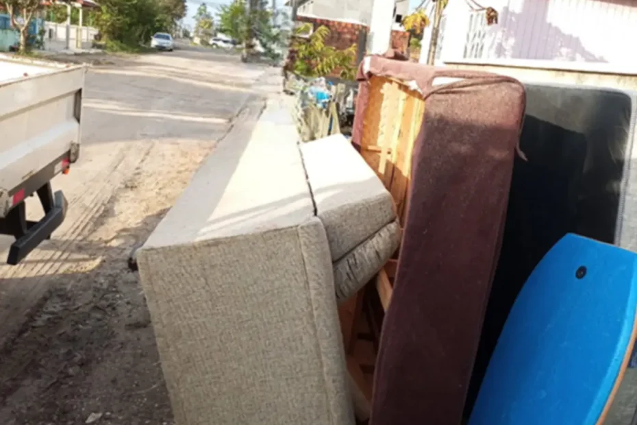 Palhoça reforça coleta de lixo pesado e orienta moradores sobre descarte correto