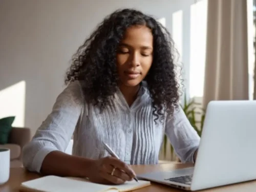 Cursos disponíveis na plataforma Qualifica Palhoça oferecem capacitação gratuita online