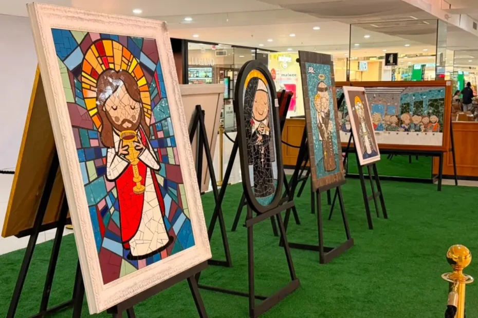 Exposição no Villa Romana Shopping apresenta mosaicos de fé com materiais reaproveitados até agosto