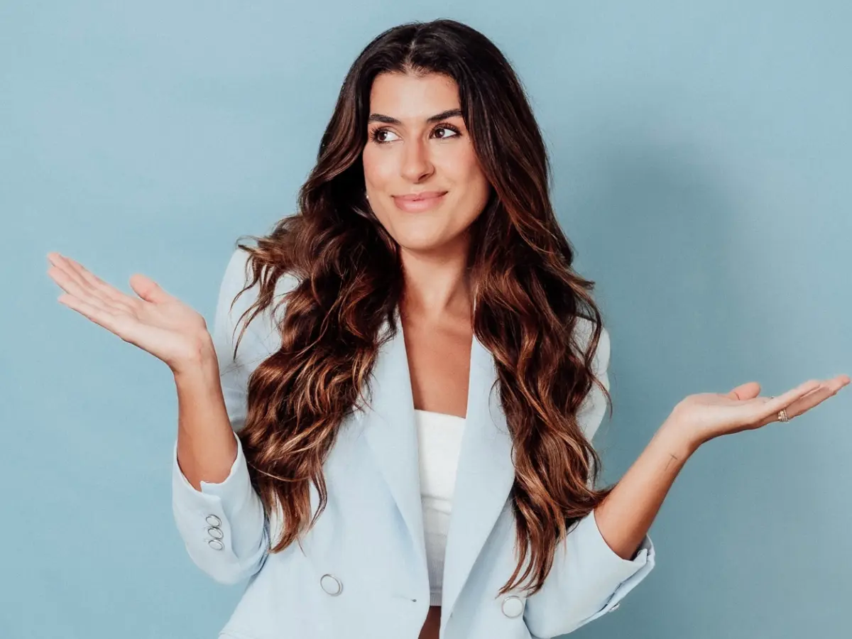 Espetáculo “Esse Show Poderia Ser um E-mail” satiriza o universo corporativo com humor inteligente  